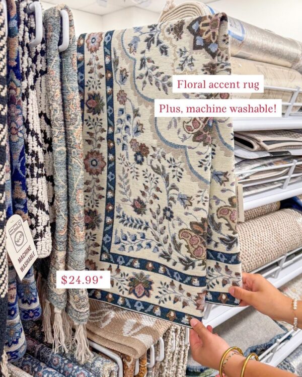 Floral accent rug